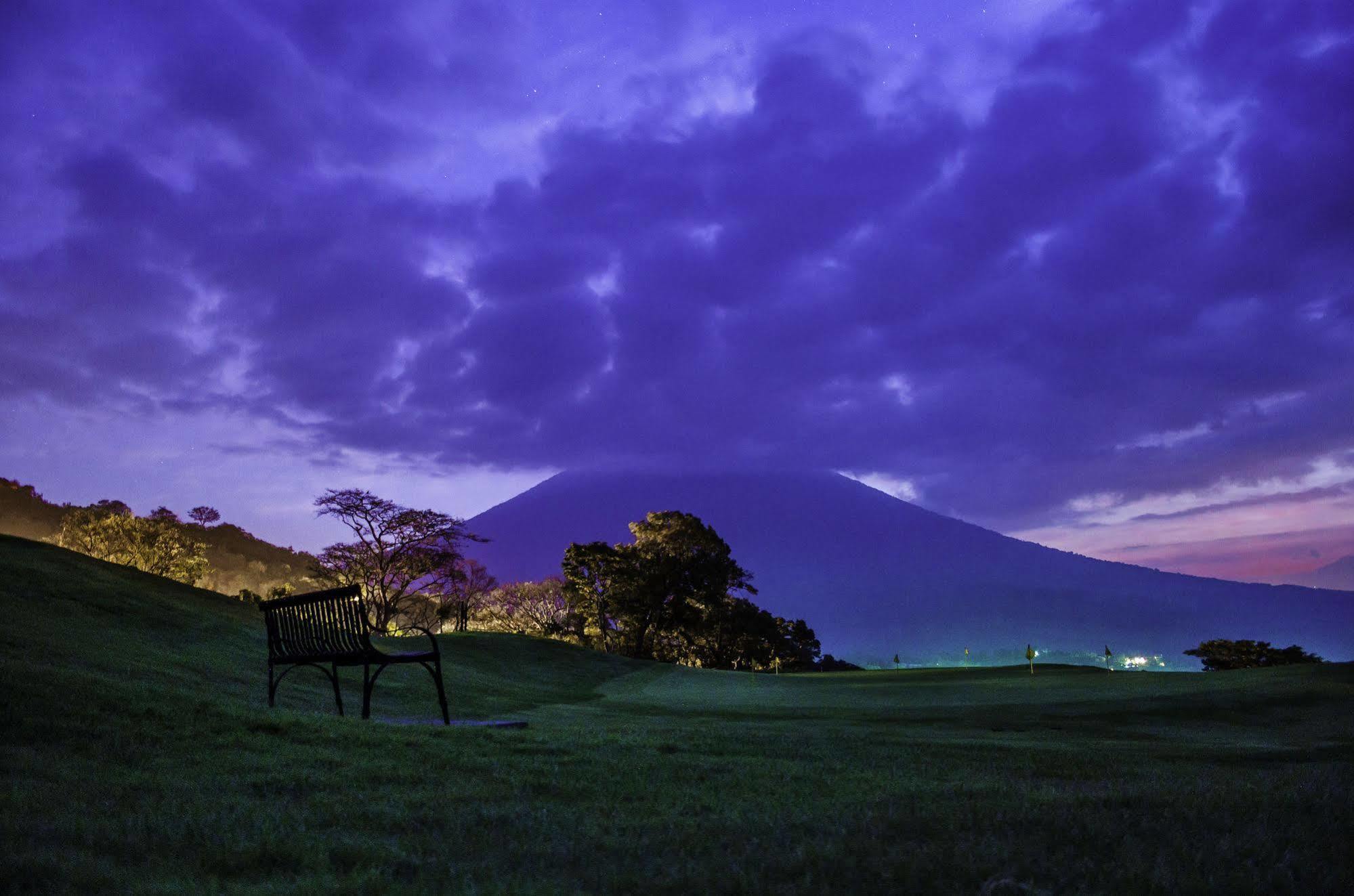 Hotel La Reunion Golf Resort And Residences Antigua Exterior foto